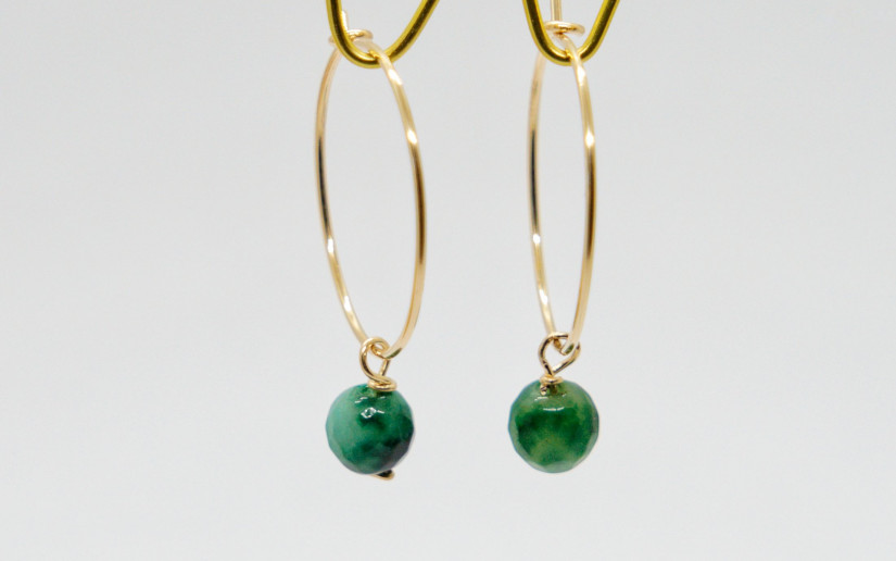 Goldene Kreolen mit grüner Jade Perle