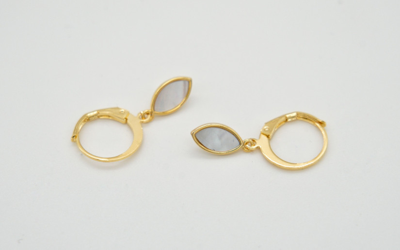 Goldene Ohrringe mit Perlmut-Tropfen-Anhänger