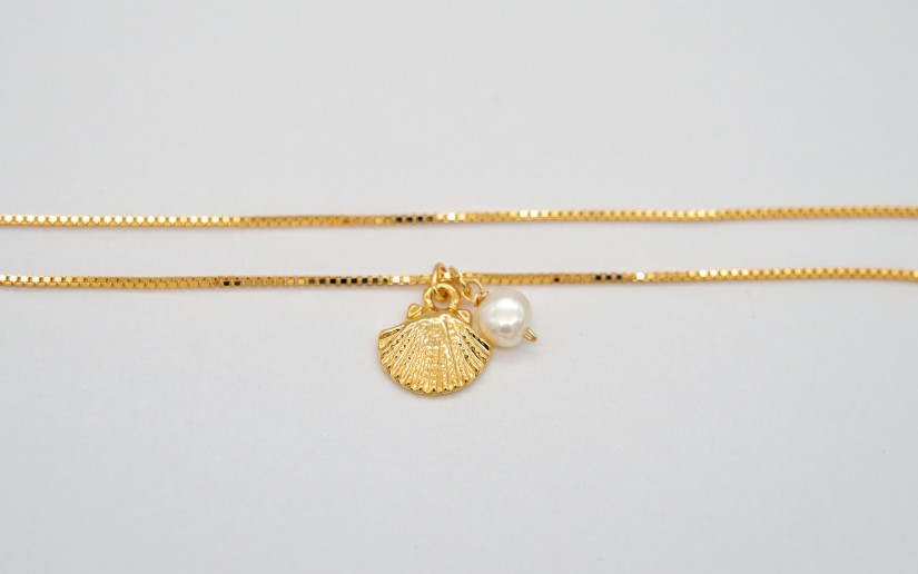 Goldene Halskette mit goldener Muschel und Süsswasser Perle