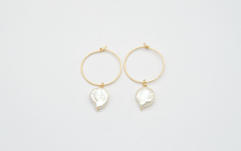 Goldene Creolen mit Keshi Perlen