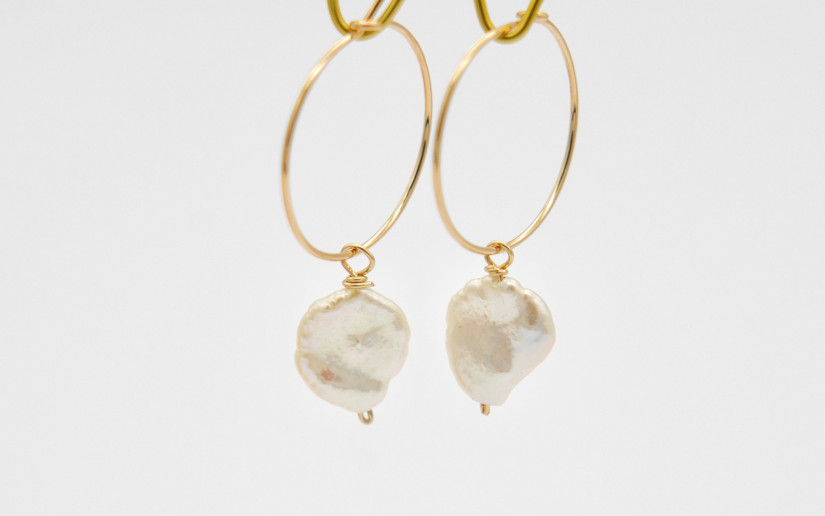 Goldene Creolen mit Keshi Perlen