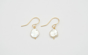 Schlichte goldene Ohrringe mit einer Keshi-Perle