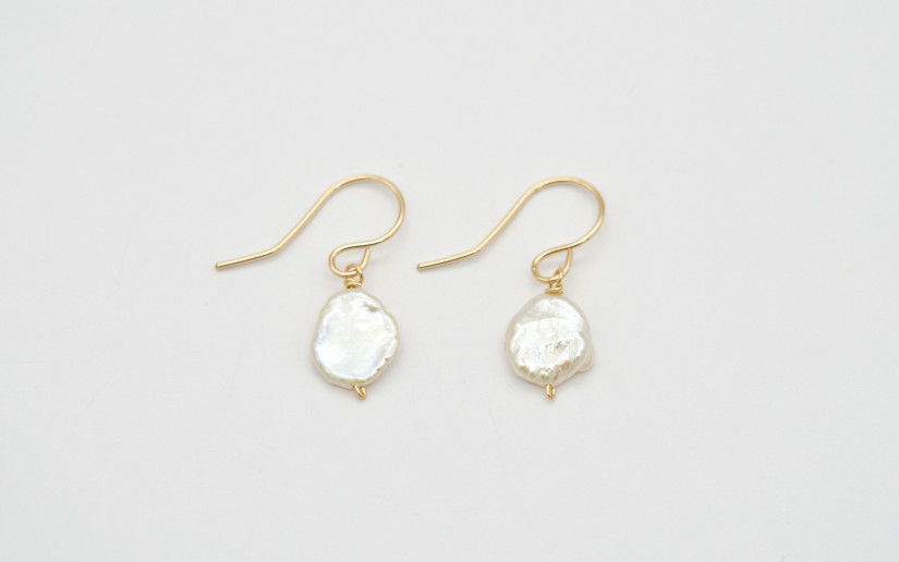 Schlichte goldene Ohrringe mit einer Keshi-Perle