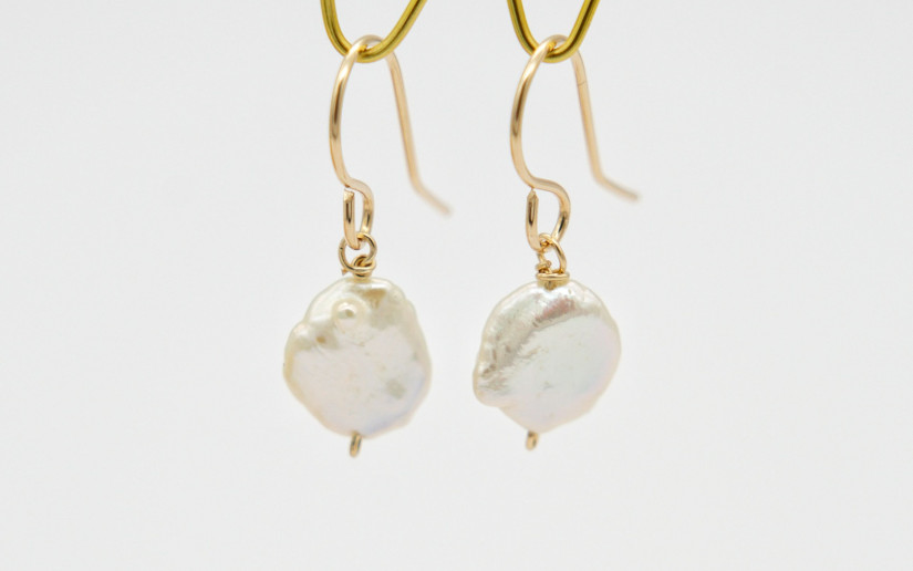 Schlichte goldene Ohrringe mit einer Keshi-Perle