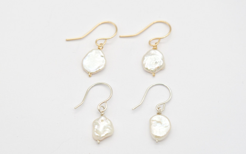 Schlichte goldene Ohrringe mit einer Keshi-Perle