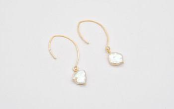 Lange goldene Ohrringe mit Keshi-Perle