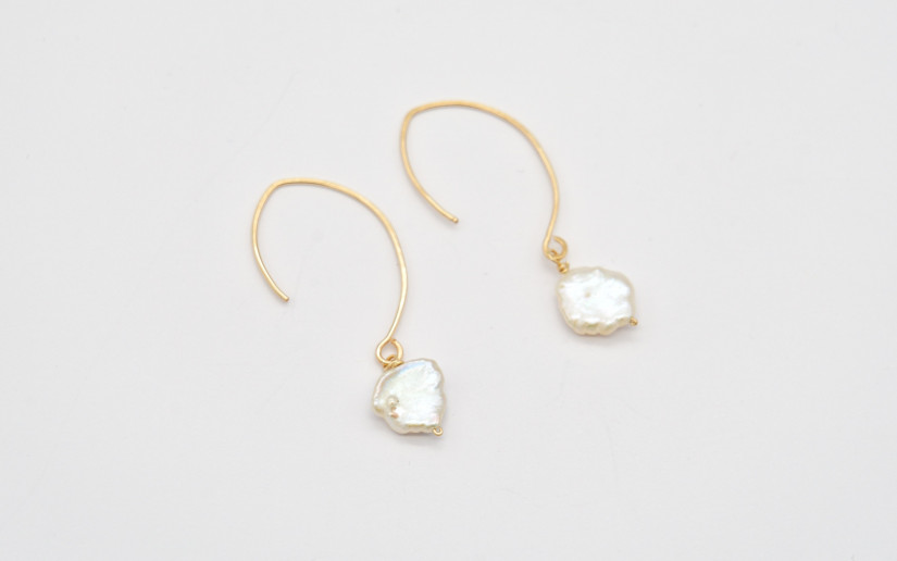 Lange goldene Ohrringe mit Keshi-Perle