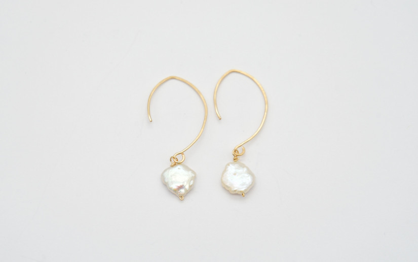 Lange goldene Ohrringe mit Keshi-Perle