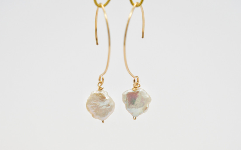 Lange goldene Ohrringe mit Keshi-Perle