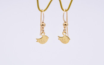 Schlichte kleine Ohrringe mit Vögelchen