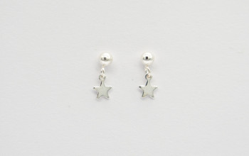 Kleine silberne Ohrstecker mit Sternchen-Anhänger