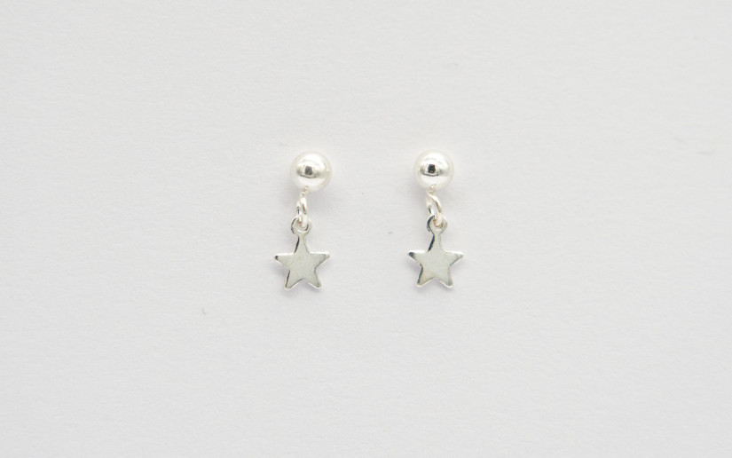Kleine silberne Ohrstecker mit Sternchen-Anhänger