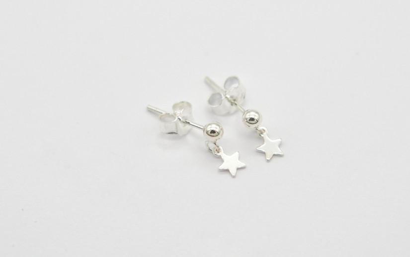 Kleine silberne Ohrstecker mit Sternchen-Anhänger