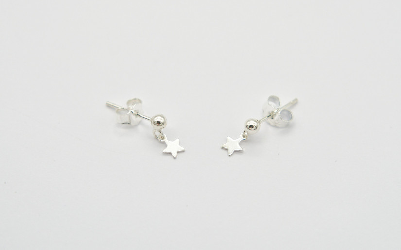Kleine silberne Ohrstecker mit Sternchen-Anhänger