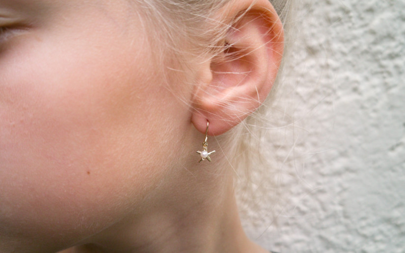 Kleine Ohrringe mit Seestern und kleiner Süsswasser-Perle