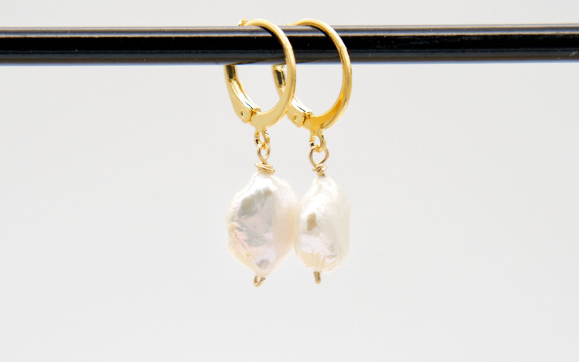 Kleine Goldene Ohrringe mit Keshi Perle