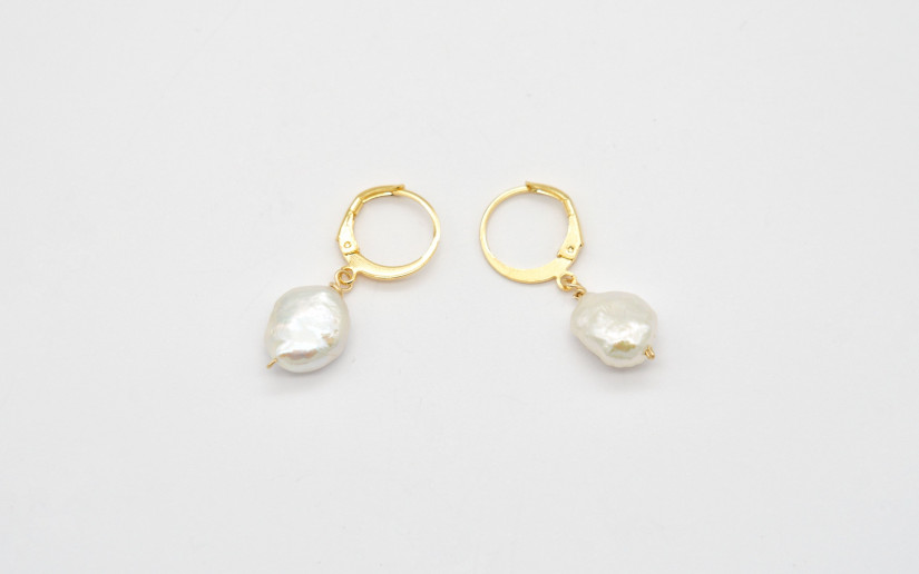 Kleine Goldene Ohrringe mit Keshi Perle