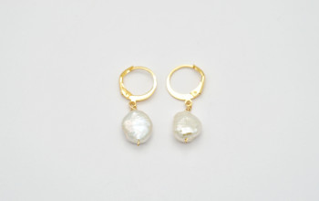 Kleine Goldene Ohrringe mit Keshi Perle