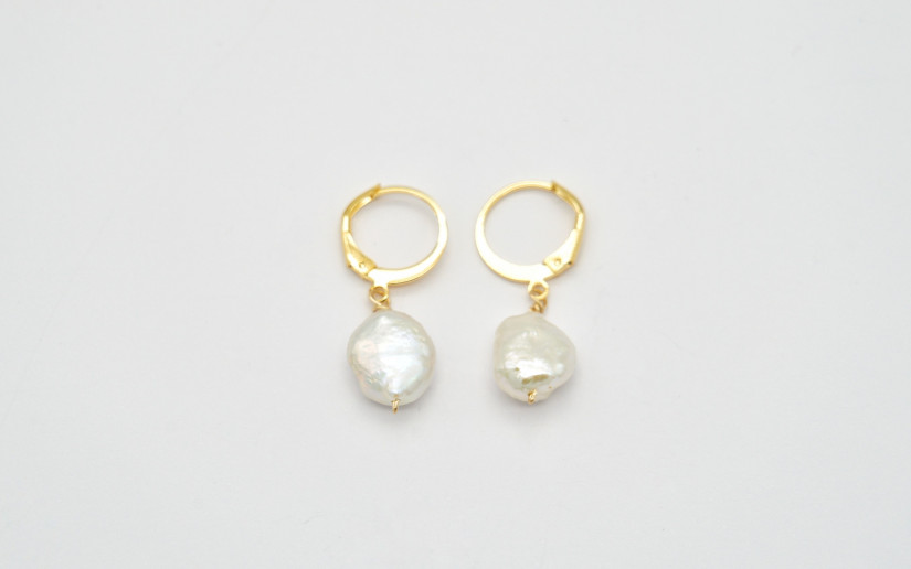 Kleine Goldene Ohrringe mit Keshi Perle