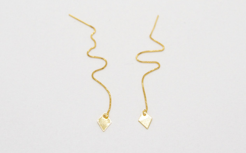 Filigrane goldene Einfädel Ohrringe mit Rhombus-Anhänger