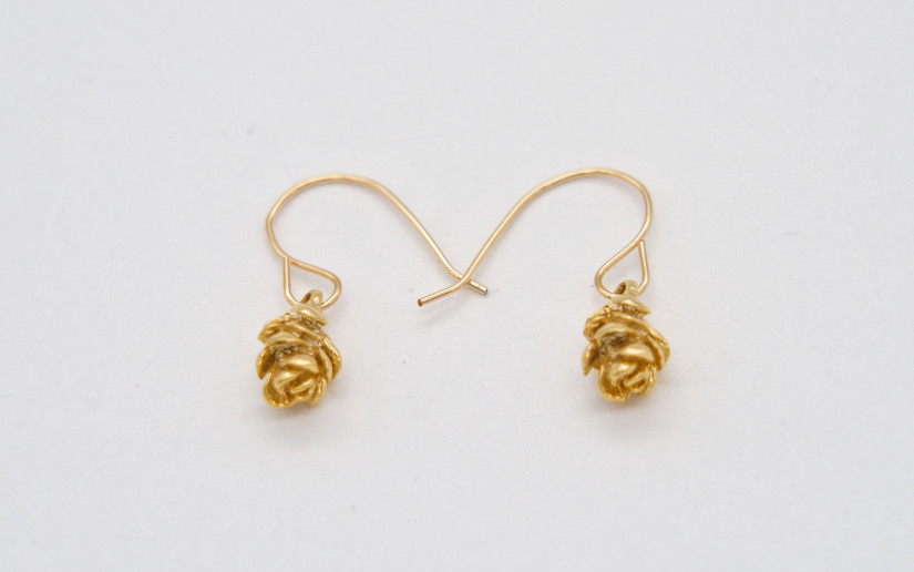 Goldene Ohrringe mit Fichtenzapfen-Anhänger