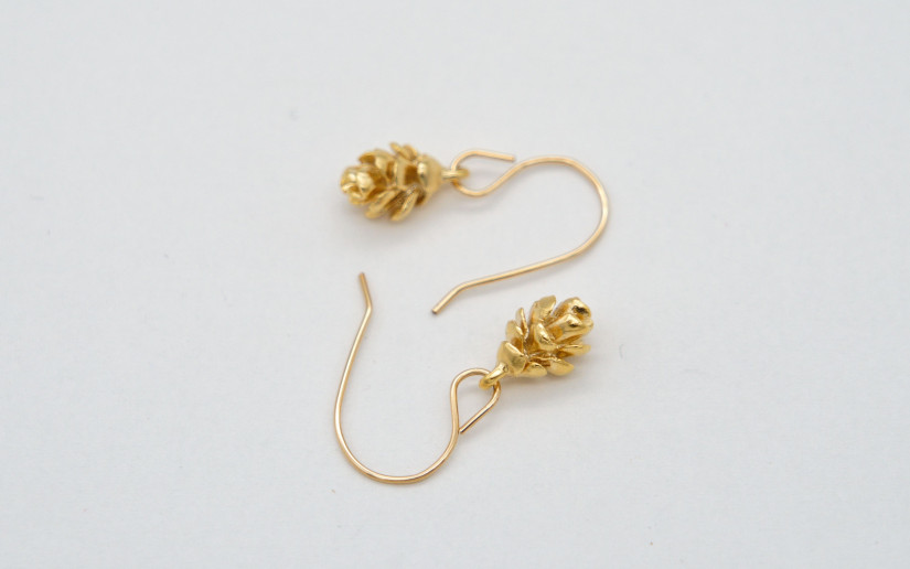 Goldene Ohrringe mit Fichtenzapfen-Anhänger