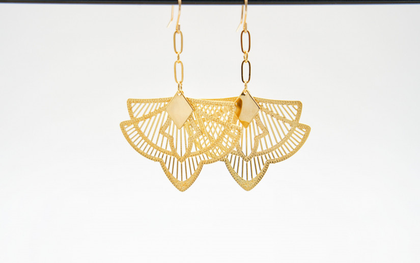 Lange Ohrringe mit Ornament-Anhänger