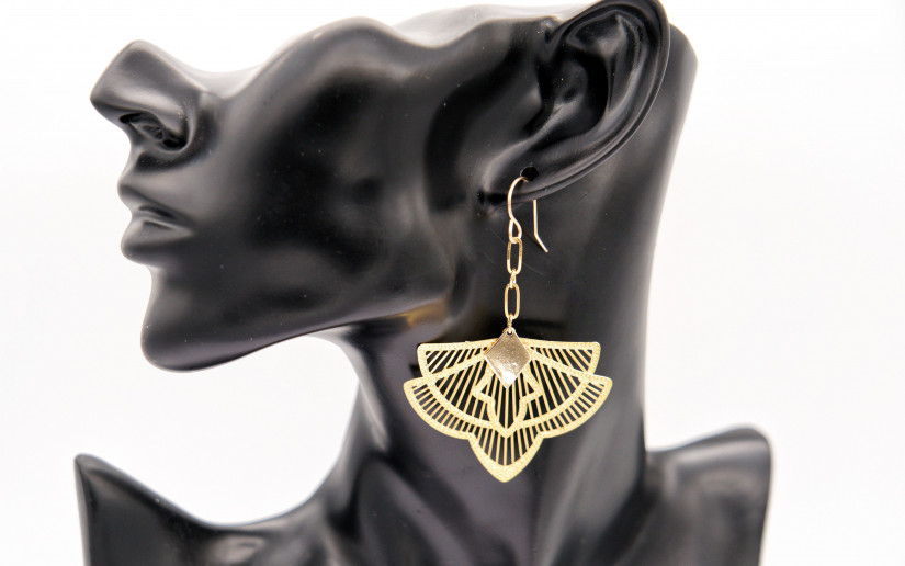 Lange Ohrringe mit Ornament-Anhänger