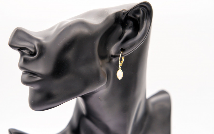 Goldene Ohrringe mit Perlmut-Tropfen-Anhänger