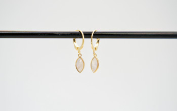 Goldene Ohrringe mit Perlmut-Tropfen-Anhänger