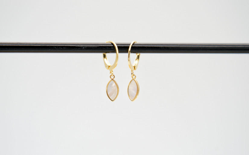 Goldene Ohrringe mit Perlmut-Tropfen-Anhänger