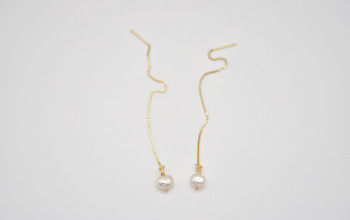 Goldene Einfädel Ohrringe mit Süsswasser-Perle