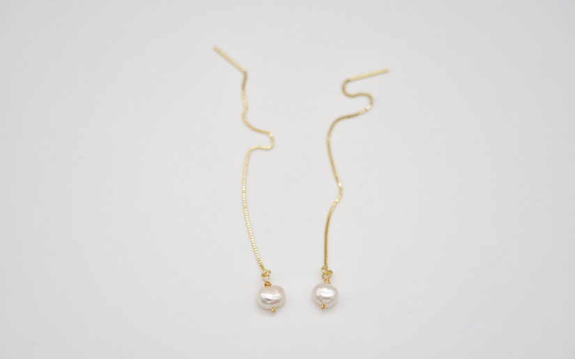 Goldene Einfädel Ohrringe mit Süsswasser-Perle