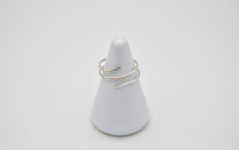 Silbern gehämmerter Spiral Ring