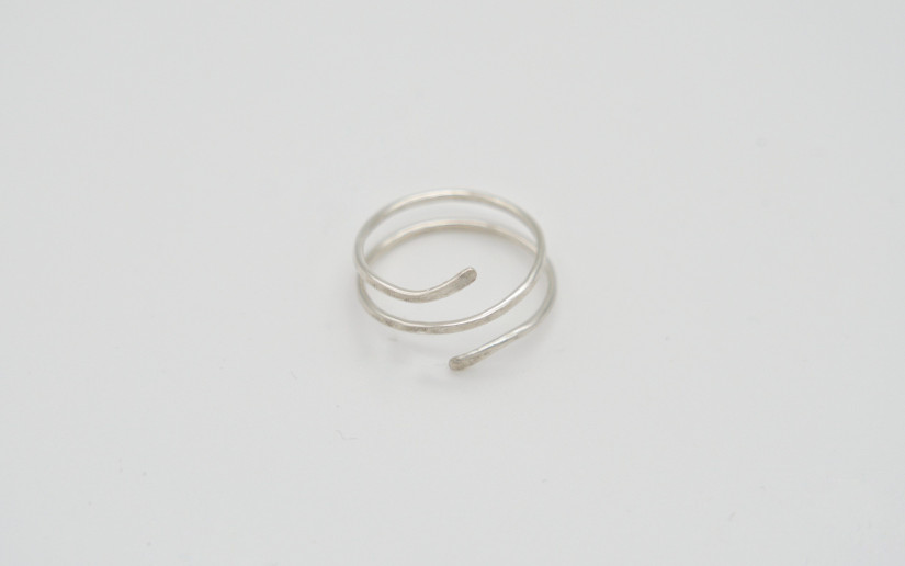 Silbern gehämmerter Spiral Ring