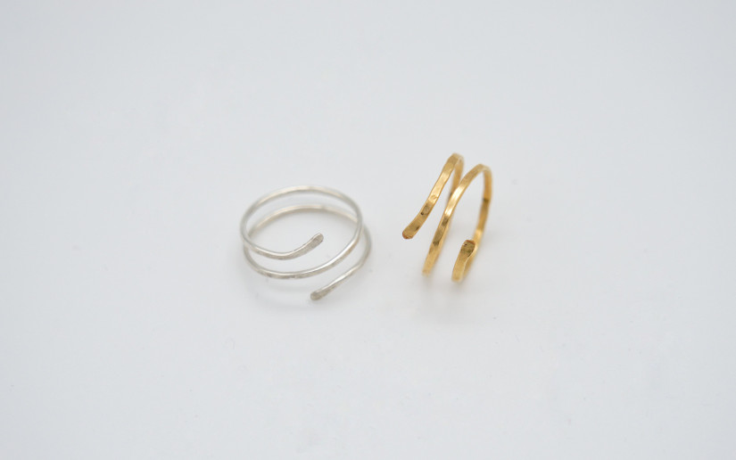 Silbern gehämmerter Spiral Ring