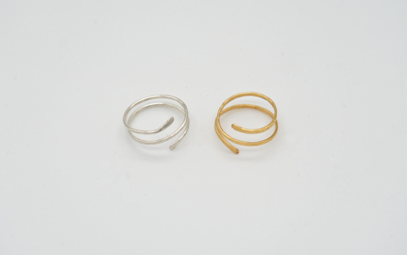 Goldener gehämmerter Spiral Ring