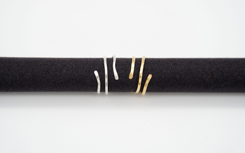 Goldener gehämmerter Spiral Ring