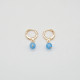 Kleine goldene Ohrringe mit hellblauen Stein