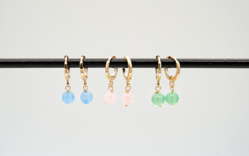 Kleine goldene Ohrringe mit farbigen Stein Perlen