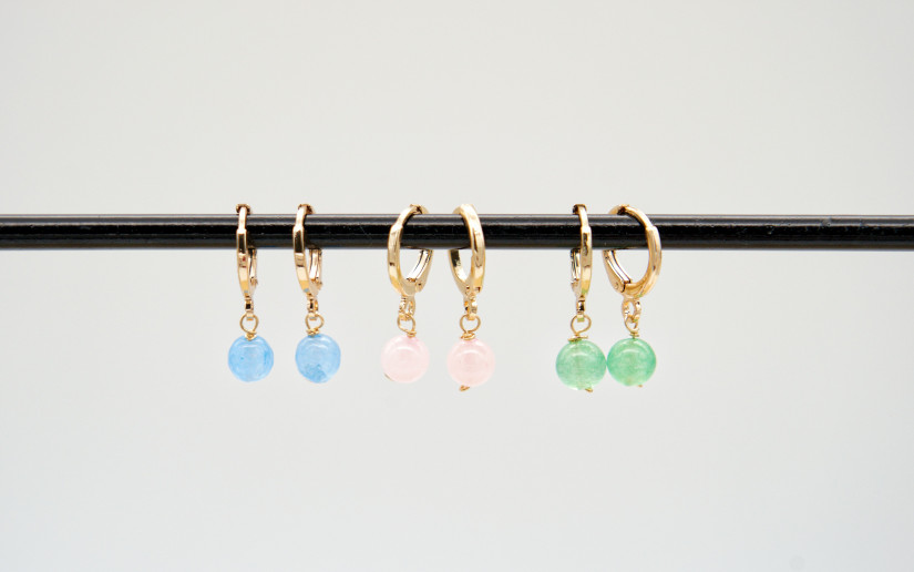 Kleine goldene Ohrringe mit hellblauen Stein