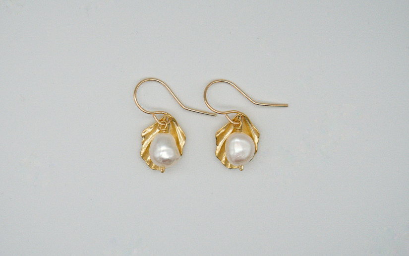 Goldene Muschel Ohrringe mit Süsswasser-Perle