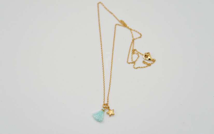 Feine goldene Halskette mit Sternchen und Quaste