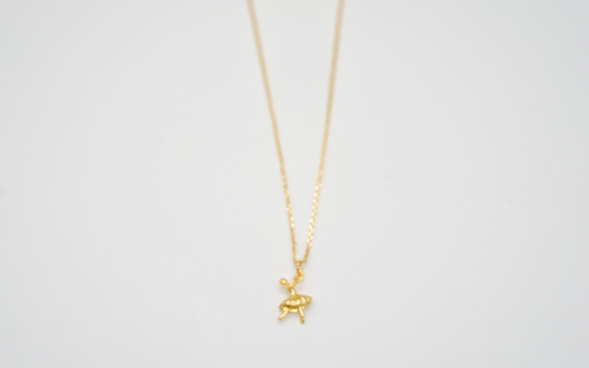 Schlichte goldene Halskette mit Tänzerin