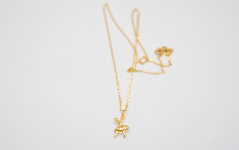 Schlichte goldene Halskette mit Tänzerin