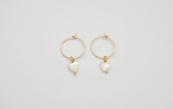 Kleine Creolen mit Perlmutt-Herz