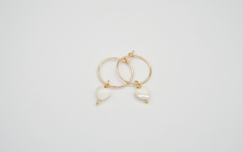 Kleine Creolen mit Perlmutt-Herz