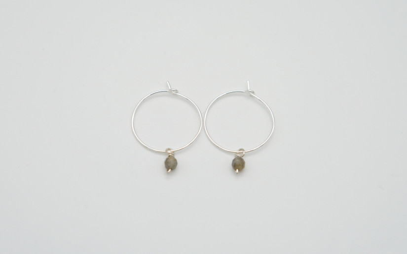 Silberne Creolen mit Labradorit-Anhänger