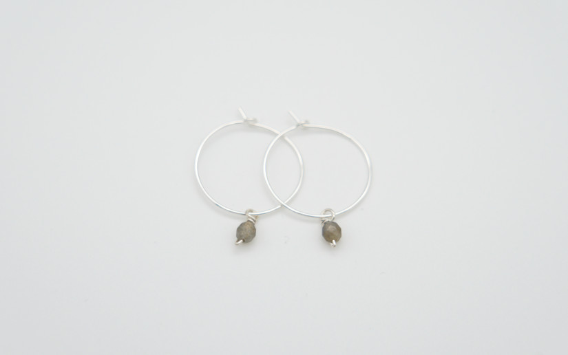 Silberne Creolen mit Labradorit-Anhänger