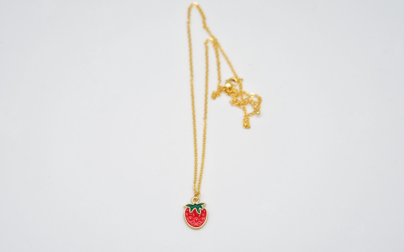 Goldene Halskette mit Erdbeere